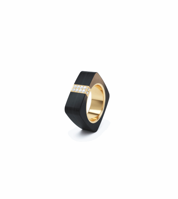 Ring Carla in ebony and 18k yellow gold with central diamond pavé, diagonal view